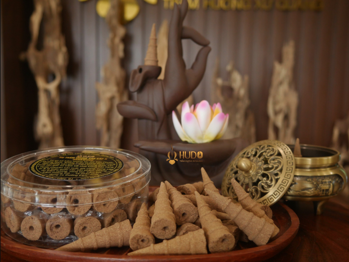 TRẦM NỤ NỤ TRẦM HƯƠNG CAO CẤP II TRẦM NÚI TỰ NHIÊN.png